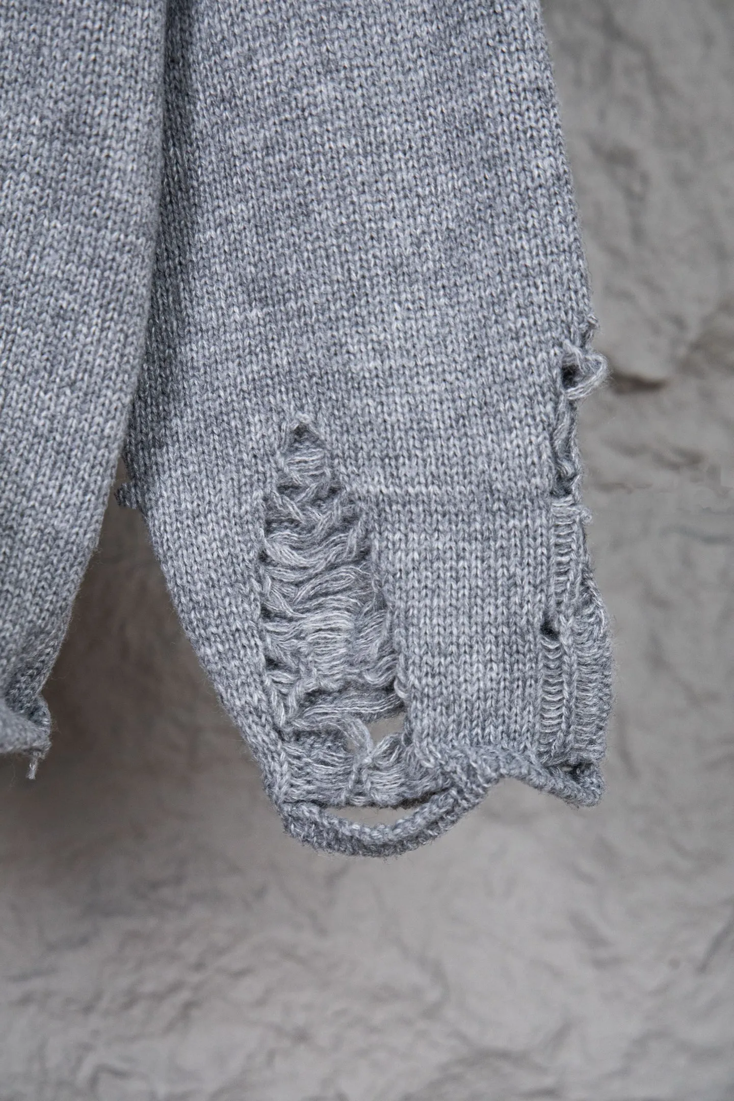 P250 Chrome Hearts CH Chrome Hearts Patch Cross Hole Knitted Sweater Pullover. The popular style is the same for men and women. It is matched with black and white. It looks good in real life. It looks good on the upper body. It looks good in daily wear. It is even more photogenic. It’s hard not to buy it. Buy it for me!!! Believe me, no one can refuse such a machine-length Chrome Hearts jacket. It has expanded the version based on the old version. The upper body is loose and stylish. The casual design of the hem is expanded to make fat people slim down to the extreme. Slim people are limited to high-end and high-end. 10,000 yuan ZP printing. 1:1 perfect restoration. Looks good when worn alone. Both men and women can control it easily. If you care more about quality, you must also respect the price. It is completely different from the thin see-through bottoms that pill when worn. If the style makes you shine at a glance, then quality is what you should pay more attention to. Compared with price, what we focus on is quality. Customers who have received my products know all about it. ️️️ Sweaters on the market are generally made of bract yarn. We use modal. Compared with core-spun yarn, the advantages are very intuitive: high cost, high price, high density, relatively expensive for developers, allowing us to make a lot less money. In addition, the upper body is delicate, anti-pilling, and high-end. We are conscientious sellers. Quality determines the upper body effect. No matter how bad the quality, the best style is still the temperament of the urban-rural fringe. We only do long-term business. Quality determines character. Take it back and wear it with confidence and wash it. The quality of the pattern will definitely make your eyes shine. We only make the right version of high quality. We make high-end hard goods. Reject junk goods and reject fast food. Conscientious quality and conscientious price. You deserve it!  Color: Black White Gray Red Size: S M L